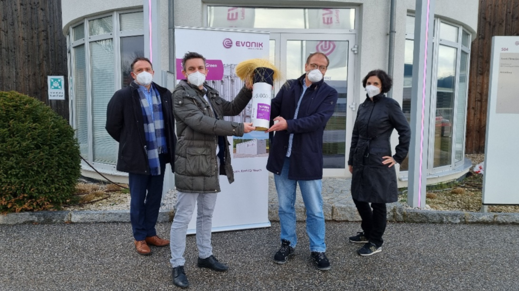 Spendenübergabe bei der Evonik Fibres GmbH in Schörfling am Attersee mit Jean-Marc Chassagne (Evonik), Markus Gneiss (Vöcklabrucker Tafelrunde), Thomas Endl (Evonik) und Tanja Baumann (Evonik)